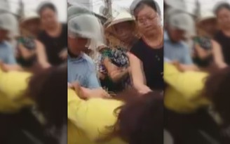Hàng trăm người vây đánh một phụ nữ chỉ vì nghi 'thôi miên' ở Nghệ An