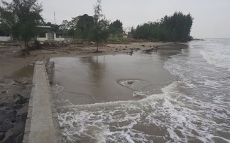 Biển xâm thực mạnh, người dân Thanh Hóa sợ rơi vào cảnh màn trời chiếu đất Biển xâm thực mạnh, người dân Thanh Hóa sợ rơi vào cảnh màn trời chiếu đất