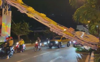 Người dân Nha Trang thót tim khi cổng chào năm mới bất ngờ đổ sập