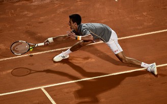 Djokovic chật vật vào tứ kết Rome Masters, Murray cùng Serena bỏ cuộc