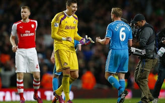 Arsenal 'giúp' Sunderland trụ hạng thành công