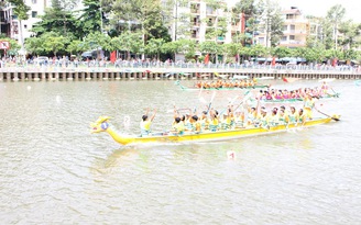 Đua thuyền rồng trên kênh Nhiêu Lộc