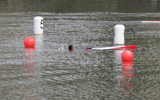 VĐV Canoeing Việt Nam bị lật thuyền khi về đích nhưng vẫn có HCĐ