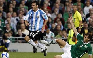 Tuyển thủ Ireland bị cáo buộc nhận hối lộ để không gây chấn thương cho Messi