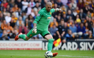 M.U sẽ bán thủ môn Valdes vì cãi lời HLV Van Gaal