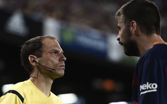 Hậu vệ Barcelona trả giá vì lăng mạ trọng tài