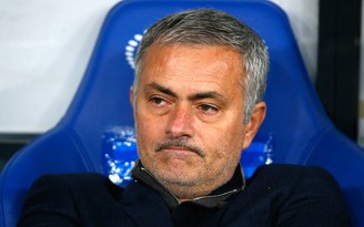 HLV Mourinho nhại lời nói của Wenger để chỉ trích trọng tài