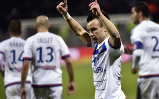 Đè bẹp Toulouse, Lyon chưa từ bỏ cuộc đua ở Ligue 1