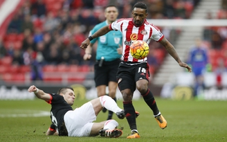 M.U trở lại mặt đất với thất bại trên sân Sunderland