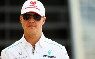 Michael Schumacher chưa thể đi lại