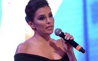 'Bà nội trợ' Eva Longoria làm MC giải Cầu thủ hay nhất của FIFA