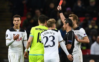 Alli nhận thẻ đỏ, Kane đá phản lưới nhà, Tottenham bị loại khỏi Europa League