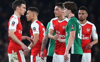 Arsenal vào bán kết Cúp FA, sức ép với Wenger không giảm