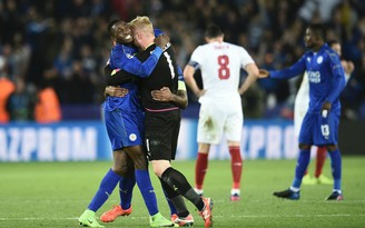 Schmeichel cản phá phạt đền, Leicester vào tứ kết Champions League