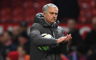 Mourinho thừa nhận M.U cần một tiền đạo như Chicharito