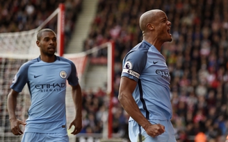 Kompany chấm dứt cơn khát bàn thắng, Man City qua mặt Liverpool