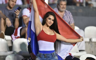 Tuyển Venezuela bị dùng mỹ nhân kế trước trận đấu với Paraguay