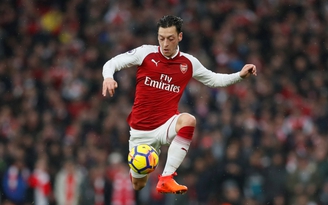 Barcelona đang mạo hiểm với bản hợp đồng Mesut Ozil