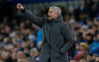 Mourinho đấu khẩu với huyền thoại của M.U