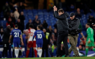 HLV Conte: 'Chúng ta phải sống chung với tin đồn'