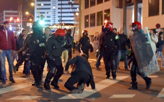 Bạo động ở trận Bilbao - Spartak Moscow khiến 1 cảnh sát thiệt mạng