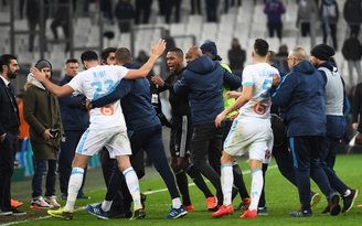 Bóng đá Pháp nhuốm màu bạo lực khi cầu thủ Marseille và Lyon ẩu đả nhau sau trận