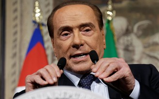 Silvio Berlusconi tính chuyện mua lại AC Milan