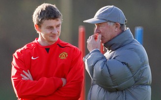 HLV Solskjaer mời Sir Alex đến sân tập động viên tinh thần cầu thủ M.U