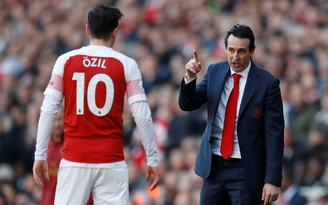 HLV Emery: 'Ozil chỉ đá chính khi có phong độ ổn định'