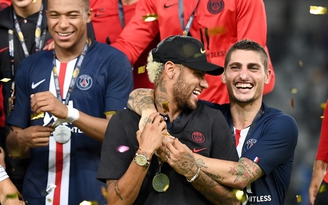 Mbappe đẩy Neymar ra khỏi lễ ăn mừng của PSG