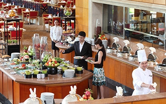 Hấp dẫn buffet tối với cua Alaska tại nhà hàng Atrium Café