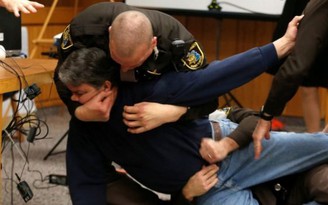 Cha của nạn nhân bị lạm dụng tình dục tấn công “quái vật” thể thao Mỹ ngay tại tòa
