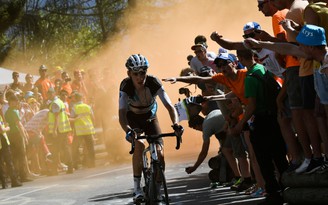 Tour de France 2018: Khán giả ném pháo sáng, phun nước bọt vào cua rơ