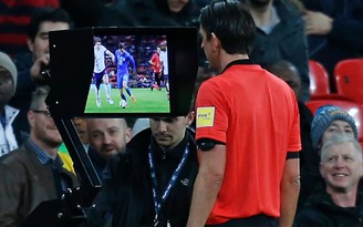 Champions League sẽ áp dụng VAR từ vòng loại trực tiếp