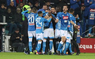 Serie A: Napoli vẫn bám đuổi Juventus sau chiến thắng nhọc nhằn