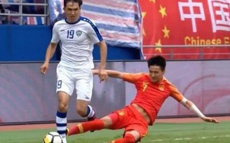 Tuyển thủ Trung Quốc chơi xấu rồi mang… xe lăn đến thăm cầu thủ Uzbekistan