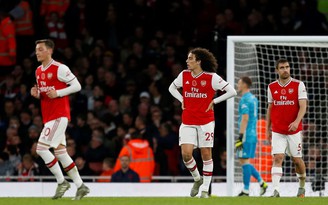 Ngoại hạng Anh: Arsenal lao dốc, Liverpool được “giải cứu“