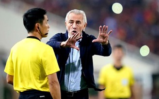 HLV Bert van Marwijk: ‘Trọng tài rút thẻ đỏ quá nhanh, UAE không đáng thua’