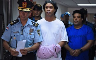 Vụ bắt khẩn cấp Ronaldinho ở Paraguay: Khi huyền thoại vật vờ sau song sắt