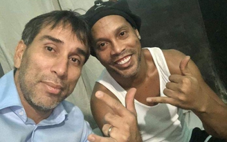 Biết khó thoát khỏi nhà tù Paraguay, huyền thoại Ronaldinho học nghề thợ mộc