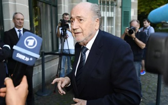 Cựu chủ tịch Blatter tạm thoát án, FIFA lại chưng hửng
