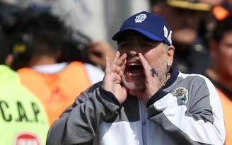 “Cậu bé vàng” Maradona tạm gác nỗi lo thất nghiệp khi được ví là “Chúa”