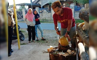 Bị liên đoàn bỏ rơi, nhiều ngôi sao bóng đá Indonesia ra đường bán hàng rong