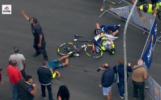 Sốc: Trực thăng gây tai nạn khủng khiếp ở cuộc đua xe đạp Giro d'Italia
