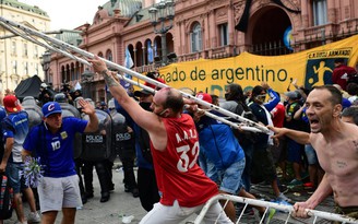 Náo loạn trong lễ viếng huyền thoại Diego Maradona