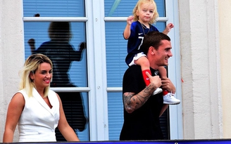 Griezmann đón đứa con thứ 3 với sự trùng hợp khó tin trước trận ‘Siêu kinh điển’