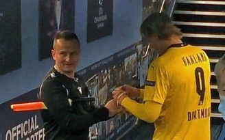 Champions League: Trọng tài bị cấm vì xin Haaland ký vào… thẻ đỏ, thẻ vàng