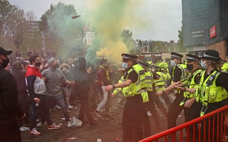 Các huyền thoại của M.U và Liverpool kể lại khoảnh khắc kinh hoàng trên sân Old Trafford