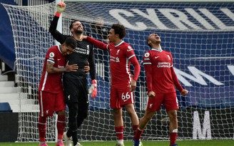 Thủ thành Alisson dành tặng bàn thắng lịch sử giải cứu Liverpool cho cha