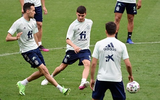 EURO 2020: Tuyển Tây Ban Nha sốc khi thủ quân Busquets rời đội vì nhiễm Covid-19